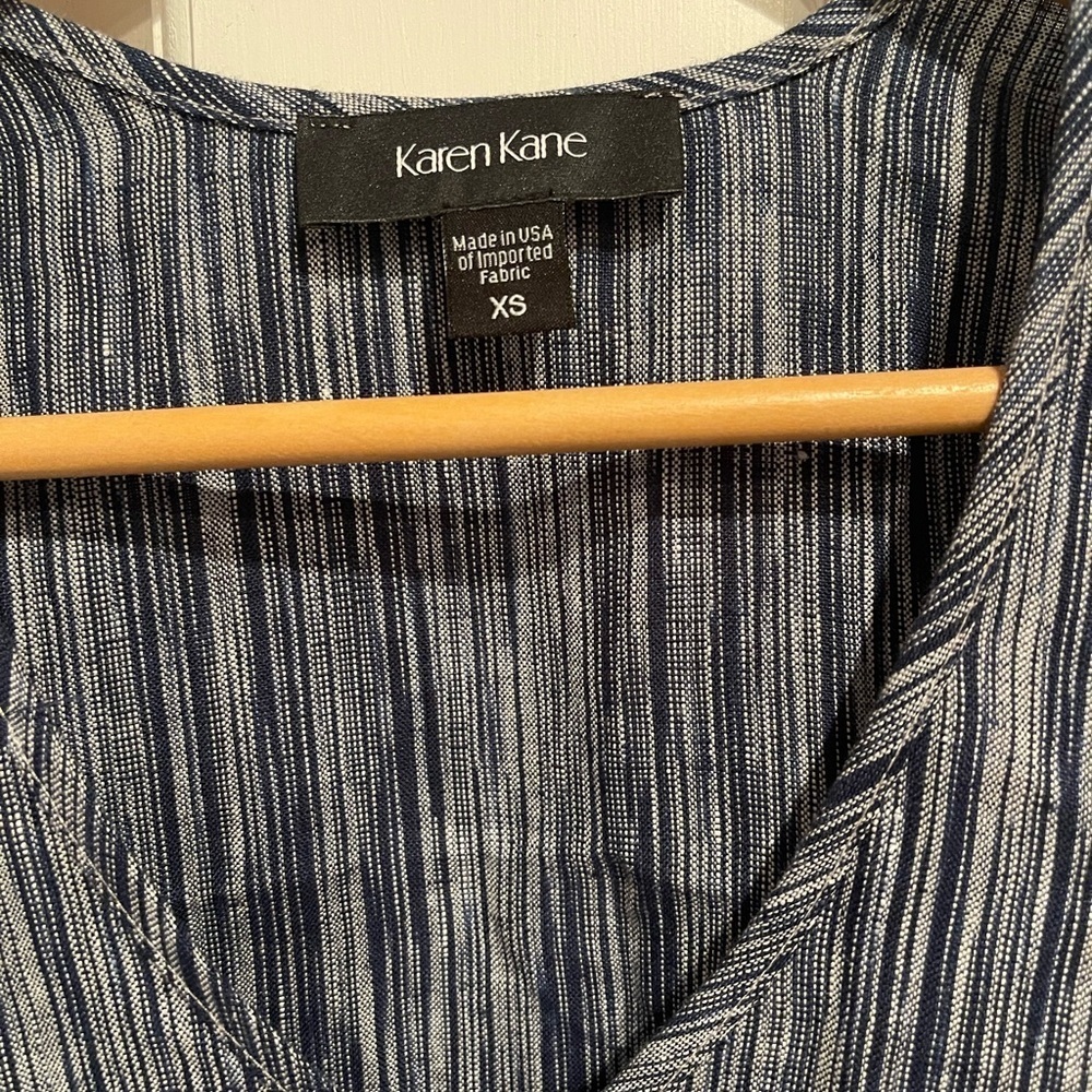 Karen Kane Linen Navy and White Cold Shoulder Tie Sleeve Blouse XS NWT - Picture 2 of 6